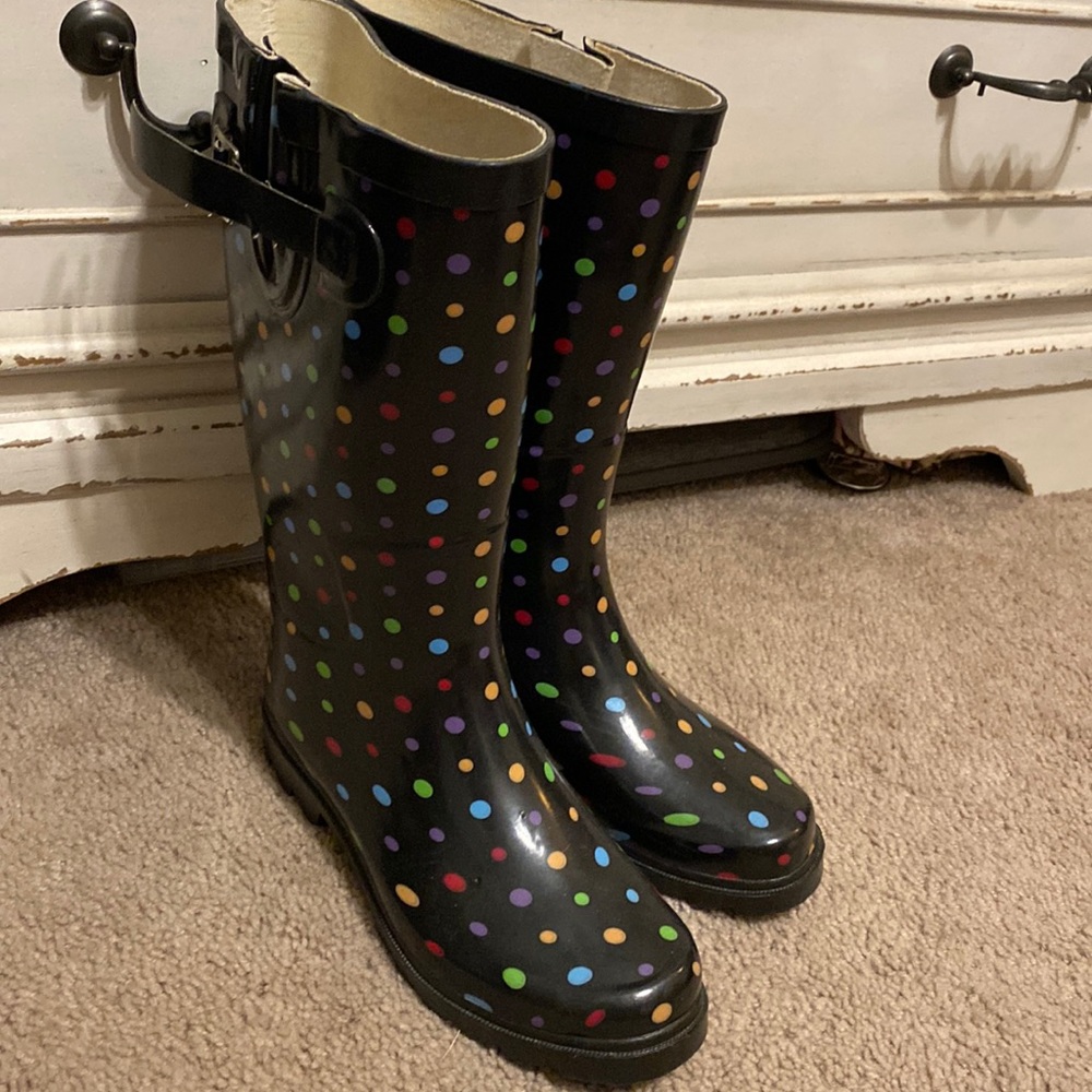 Poka-dot black rain boots